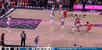 哥俩醒醒啊！哈登低级失误 下一回合小卡也低级失误……